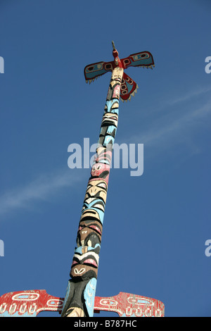 Un nativo americano del totem pole sorge stagliano contro un cielo blu. Questo lavoro culturale di arte è stata scolpita da Ojibiwa locale. Foto Stock