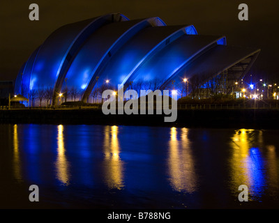 Scottish Exhibition and Conference Centre (SECC), sul fiume Clyde, di notte illuminati con luci blu, Glasgow, Scozia Foto Stock