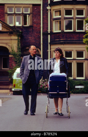 Un ministro si accompagna con un prigioniero in una passeggiata intorno ai giardini con il suo bambino. Foto Stock