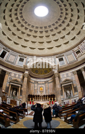 Pantheon con un occhio di pesce grandangolo a Roma Italia Foto Stock