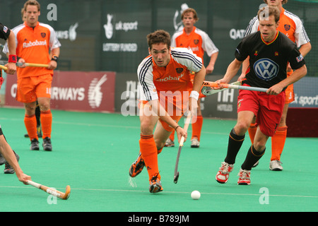 I giocatori di hockey che si fanno concorrenza a livello delle Nazioni Euro 2007 a Manchester Regno Unito (Paesi Bassi/Belgio) Foto Stock