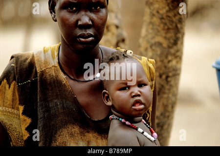 La madre e il bambino in Africa Foto Stock