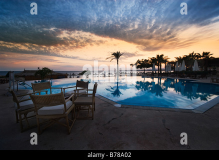 Il tramonto e la piscina a sharm el sheikh egitto Foto Stock