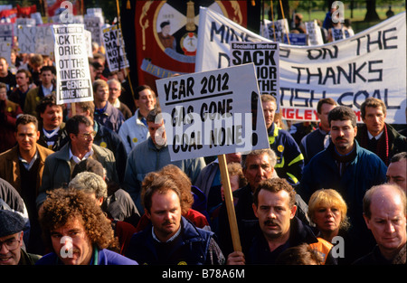 I minatori rivolta verso la perdita di posti di lavoro dovuta alla chiusura di sedi estrattive a marzo in segno di protesta per Londra Foto Stock