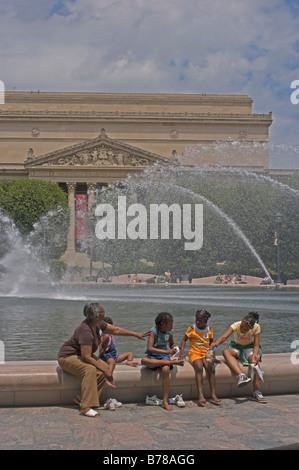 I bambini di riposo fontana sulla parete di fronte degli archivi nazionali, il Mall di Washington, DC turisti, studenti, nonna. Foto Stock