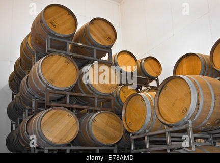 Botti di Rovere sono usati per invecchiare il vino in vigneti JOULLIAN Carmel Valley in California Foto Stock