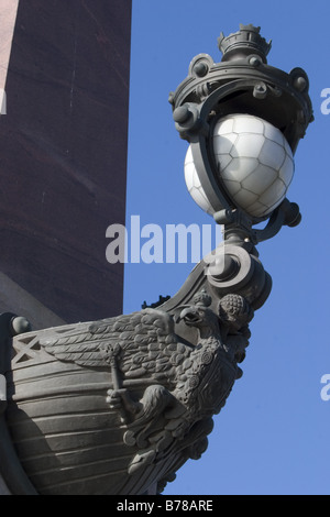 In prossimità della lampada decorativa su obelisco in ingresso al ponte della Trinità a San Pietroburgo, Russia. Foto Stock