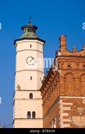 Municipio e Torre dell orologio sulla piazza principale di Sandomierz Polonia Foto Stock