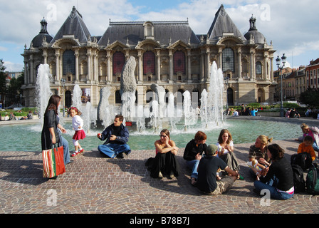 Affollata piazza Fontana e di fronte al Palais des Beaux Arts Lille Francia Foto Stock