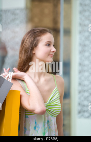 Ragazza adolescente holding shopping bags all'aperto Foto Stock