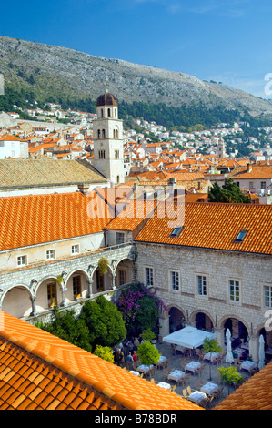 La orange tetti della città vecchia di Dubrovnik come visto dalle mura della città Foto Stock