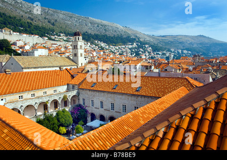 La orange tetti della città vecchia di Dubrovnik come visto dalle mura della città Foto Stock