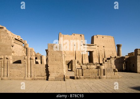 Vista del primo pilone e ingresso al Tempio di Edfu Foto Stock