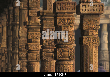 Colonne in pietra Qutab Minar Delhi India Foto Stock