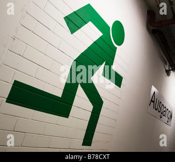 Pittura murale segno per l'uscita di emergenza in un multi-story parcheggio nel garage a Frankfurt am Main, Hesse, Germania, Europa Foto Stock