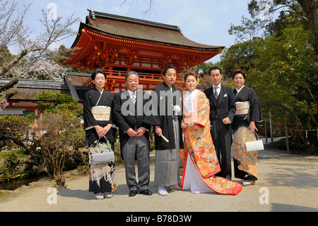 Matrimonio giapponese giovane con i loro genitori di fronte al Santuario Kamigamo, Kyoto, Giappone, Asia Foto Stock