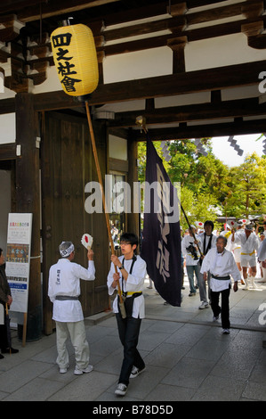 Lanterna e gestire i vettori per i telai del santuario di procedere verso il santuario, Matsuri Santuario Sagra del Foto Stock