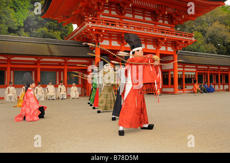 Arcieri tiro al rituale, tiro con l'arco cerimoniale nel Santuario Shimogamo, Kyoto, Giappone, Asia Foto Stock