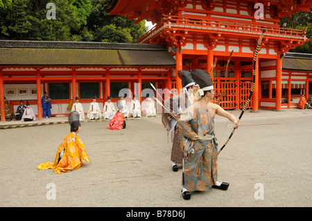 Arcieri tiro al rituale, tiro con l'arco cerimoniale nel Santuario Shimogamo, Kyoto, Giappone, Asia Foto Stock