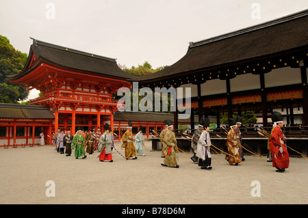 Entrata di arcieri e lo shintoismo sacerdoti al tiro con l'arco cerimoniale di apertura nel Santuario Shimogamo, Kyoto, Giappone, Asia Foto Stock