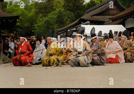 Arcieri inginocchiati nel cortile del Santuario dopo la devozione al tiro con l'arco cerimoniale nel Santuario Shimogamo, Kyoto, Giappone, Asia Foto Stock