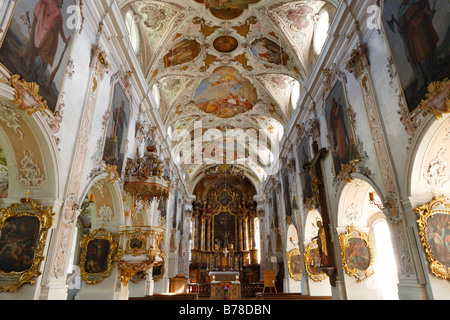 Vista interna di San Martino la chiesa parrocchiale in Fischbachau, Alta Baviera, Baviera, Germania, Europa Foto Stock
