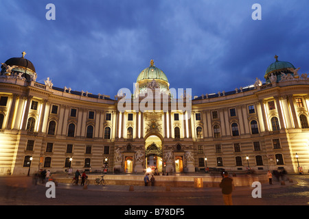 Michaelertrakt Alte Hofburg, tratto Michaeler Vecchio Palazzo Imperiale Hofburg, sulla Michaelerplatz, Vienna, Austria, Europa Foto Stock