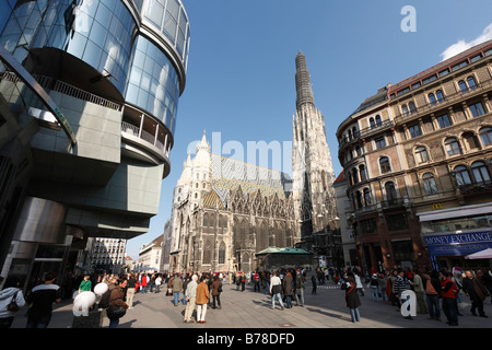Stephansdom, Stefansdom, la cattedrale di Santo Stefano, Haas-Haus sulla sinistra, Vienna, Austria, Europa Foto Stock
