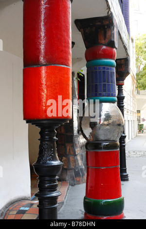 Le colonne su Kunsthaus di Vienna, Hundertwasser-Museum, Vienna, Austria, Europa Foto Stock