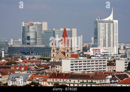 Francesco-di-Assisi-Church e Donaustadt, Donau-City e Uno-City, visto dalla ruota gigante, Vienna, Austria, Europa Foto Stock