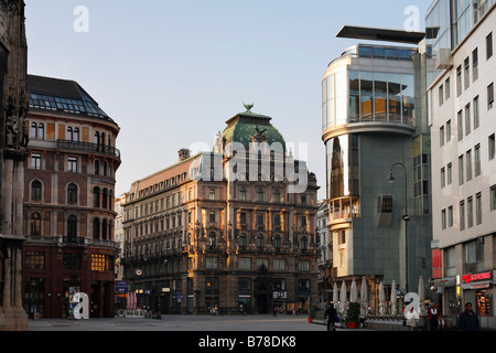 Stock-im-Eisen-Platz con la banca centrale, nel mezzo, e Haas-House, destra, Vienna, Austria, Europa Foto Stock