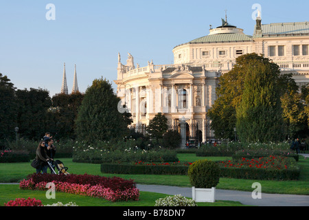 Volksgarten, Burgtheater, torri della Votivkirche, Vienna, Austria, Europa Foto Stock