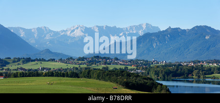 Vista da Aidling oltre il Lago Riegsee e Murnau alle montagne del Wetterstein con Mt. Zugspitze, Alpine foreland, Alta Baviera, Foto Stock