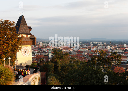 Torre dell'orologio sul Schlossberg, Castle Mountain vista su Graz, Stiria, Austria, Europa Foto Stock