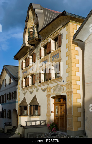 Casa residenziale con Sentner Gable e sgraffito, adornment, Inviato, Bassa Engadina Cantone dei Grigioni, Svizzera, Europa Foto Stock