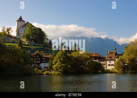 Il castello di Werdenberg e case, nel retro Alpstein gamma, Grab comune, cantone di San Gallo, Svizzera, Europa Foto Stock