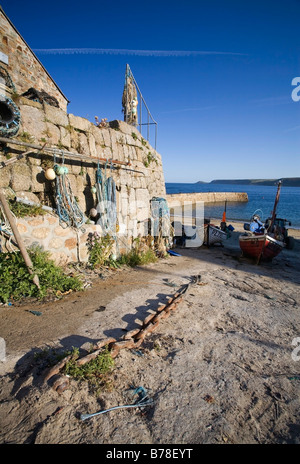 Barca di uno scalo a Sennen Cove, West Cornwall, Regno Unito Foto Stock