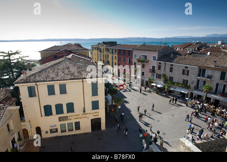 Centro storico di Sirmione sul Lago di Garda a retro, Lago di Garda, Lombardia, Italia, Europa Foto Stock