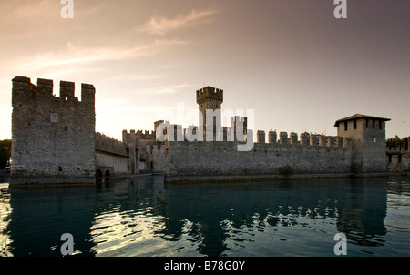 Il castello scaligero di sera, Castello Scaligero, Sirmione sul Lago di Garda, Lago di Garda, Lombardia, Italia, Europa Foto Stock