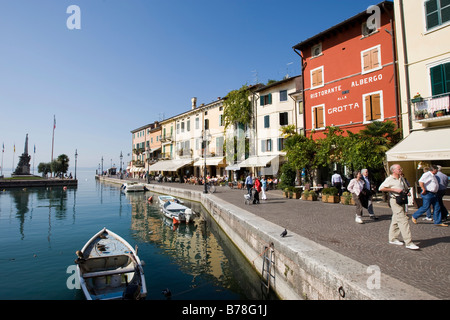 Case lungo la Via Fontana e le barche nel porto, Lazise, Lago di Garda, Lago di Garda, Lombardia, Italia, Europa Foto Stock