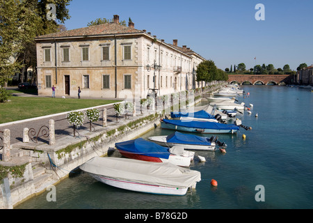 Porto con barche di Peschiera del Garda sul Lago di Garda, Lago di Garda, Lombardia, Italia, Europa Foto Stock