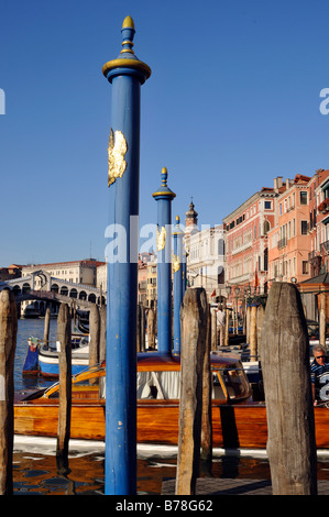 Barche Wharf vicino al Ponte di Rialto, Venezia, Veneto, Italia, Europa Foto Stock