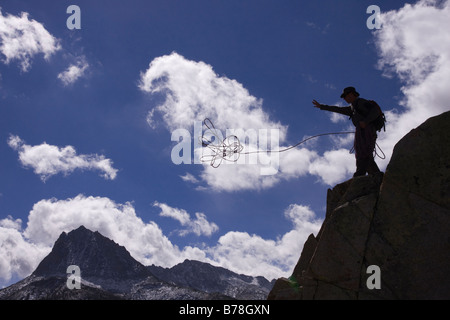 Silhouette di un uomo con una corda di arrampicata su una scogliera mentre la palestra di roccia nei pressi di South Lake in Sierra Mountains della California Foto Stock