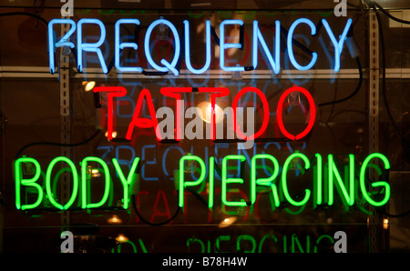 Pubblicità al neon per tatuaggi, New York City, Stati Uniti d'America Foto Stock