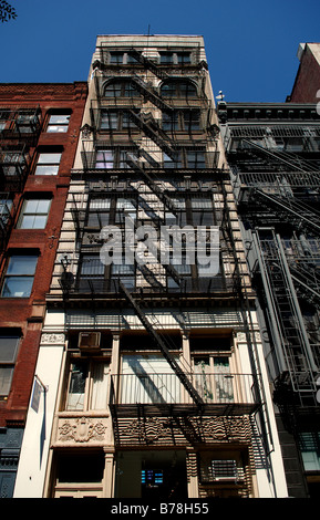 Vecchia casa residenziale con scale antincendio, il Centro Cittadino di New York City, Stati Uniti d'America Foto Stock
