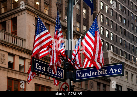 Piccolo noi-flags pendente da un lampione, New York City, Stati Uniti d'America Foto Stock