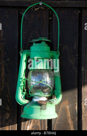 Lampada ad olio appeso alla parete in legno, close-up Foto Stock