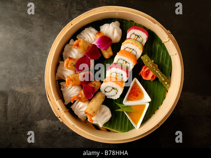 "Apéro', Dim sum, involtini primavera e california rotola su una foglia di banano, Haute Cuisine, Labaroche, Alsazia, Francia, Europa Foto Stock