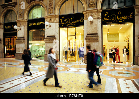 Galleria Vittorio Emanuele II, il salotto, galleria esclusiva, vetrine nel passaggio dello shopping con negozi eleganti e marbl Foto Stock