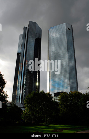 Nuvole grigie e riflettendo nel vetro anteriore della Deutsche Bank nel distretto bancario, Frankfurt am Main, Hessen, Germania, Europa Foto Stock